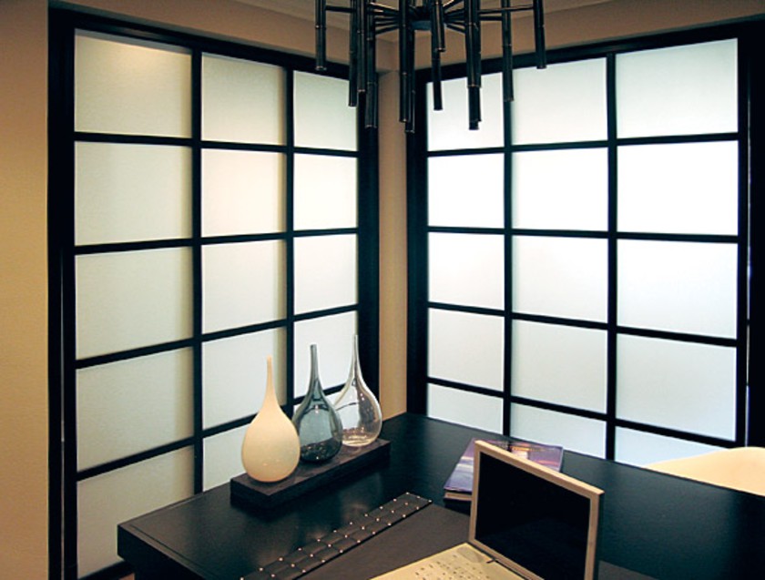 Угловая перегородка в японском стиле с матовым стеклом Тюмень