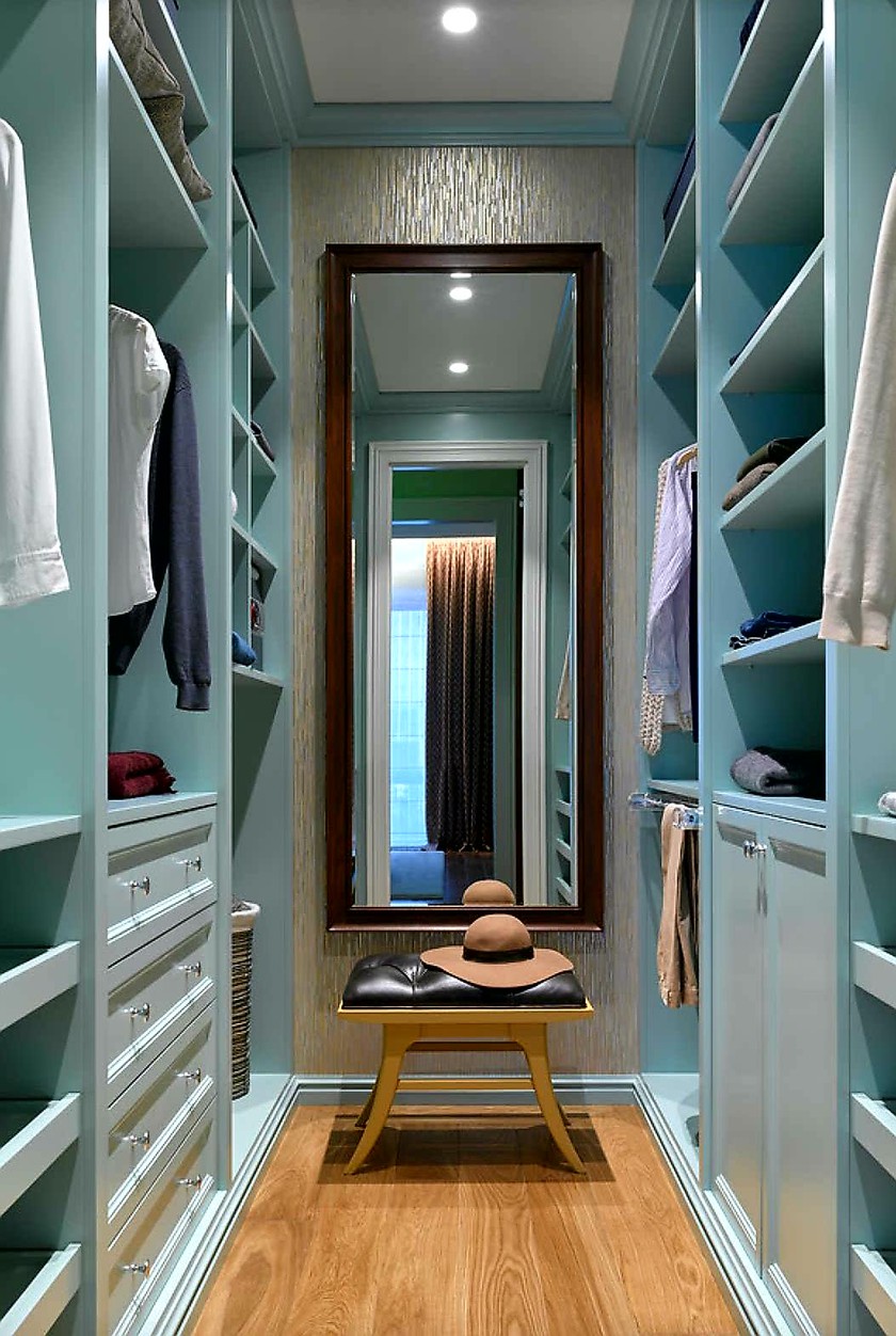 Параллельная гардеробная комната с большим зеркалом Тюмень