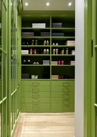 Г-образная гардеробная комната в зеленом цвете Тюмень