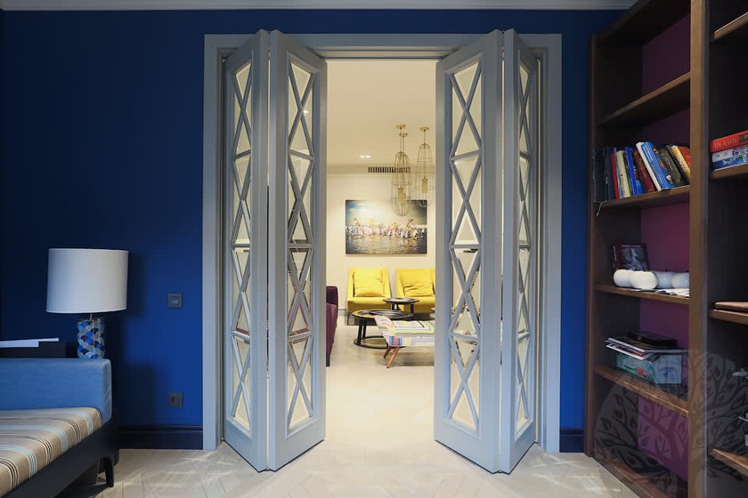 Двери гармошка  для гостиной со стеклами с разделителями Тюмень