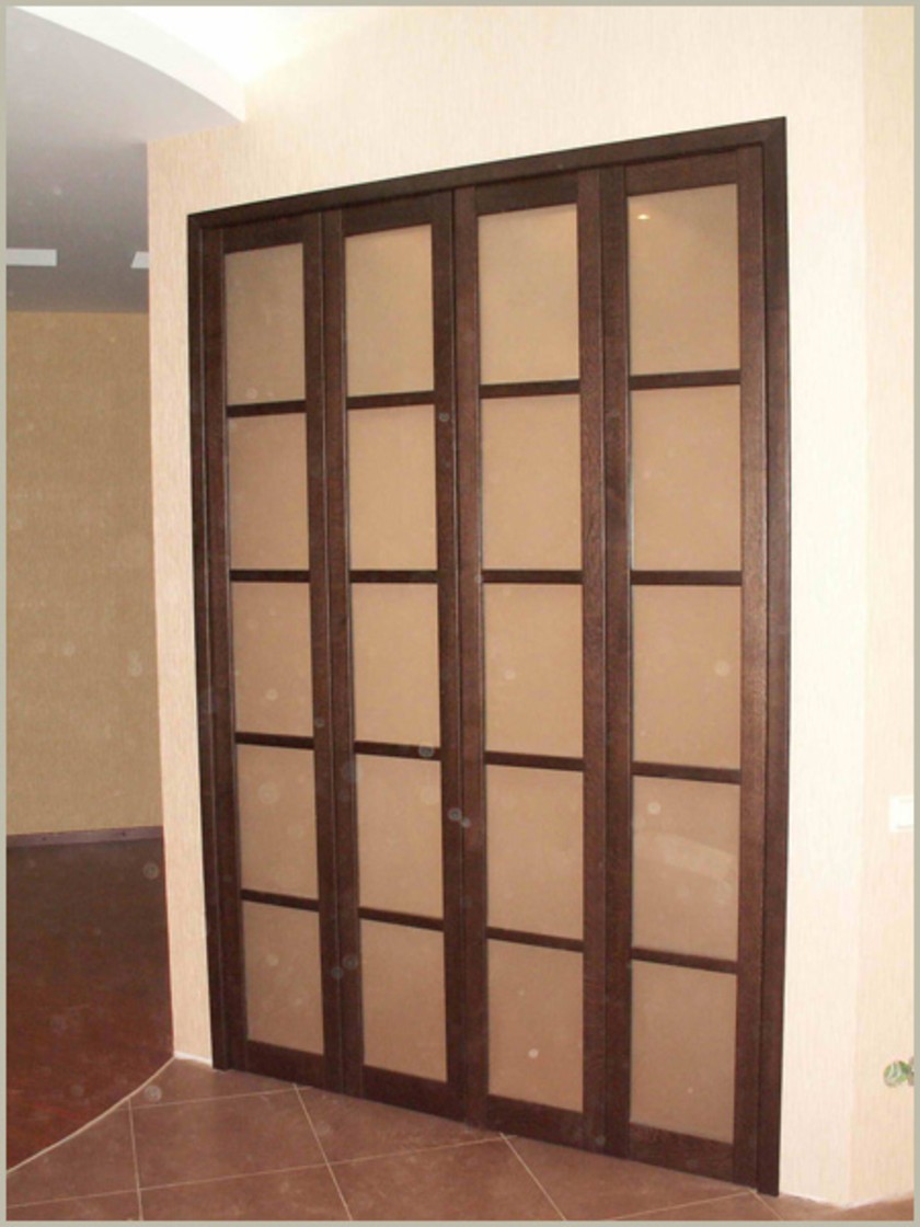 Двери гармошка с матовым стеклом и накладными разделителями Тюмень