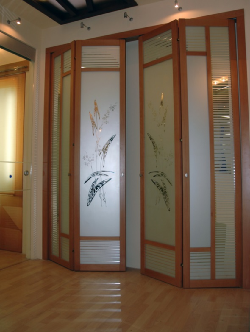 Широкие двери гармошка с матовым стеклом и рисунком Тюмень