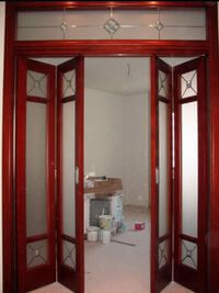 Дверь гармошка с декоративными стеклянными вставками Тюмень